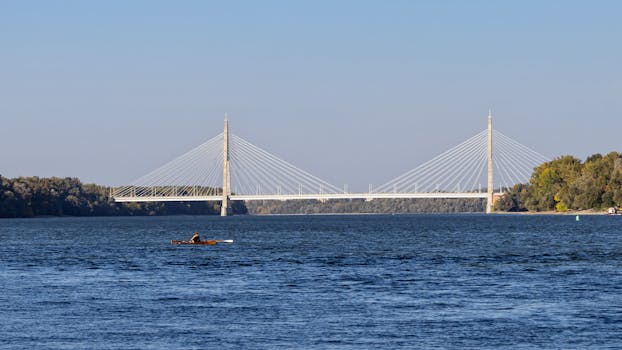 在晴朗的日子里，梅杰里大桥横跨匈牙利布达佩斯的多瑙河