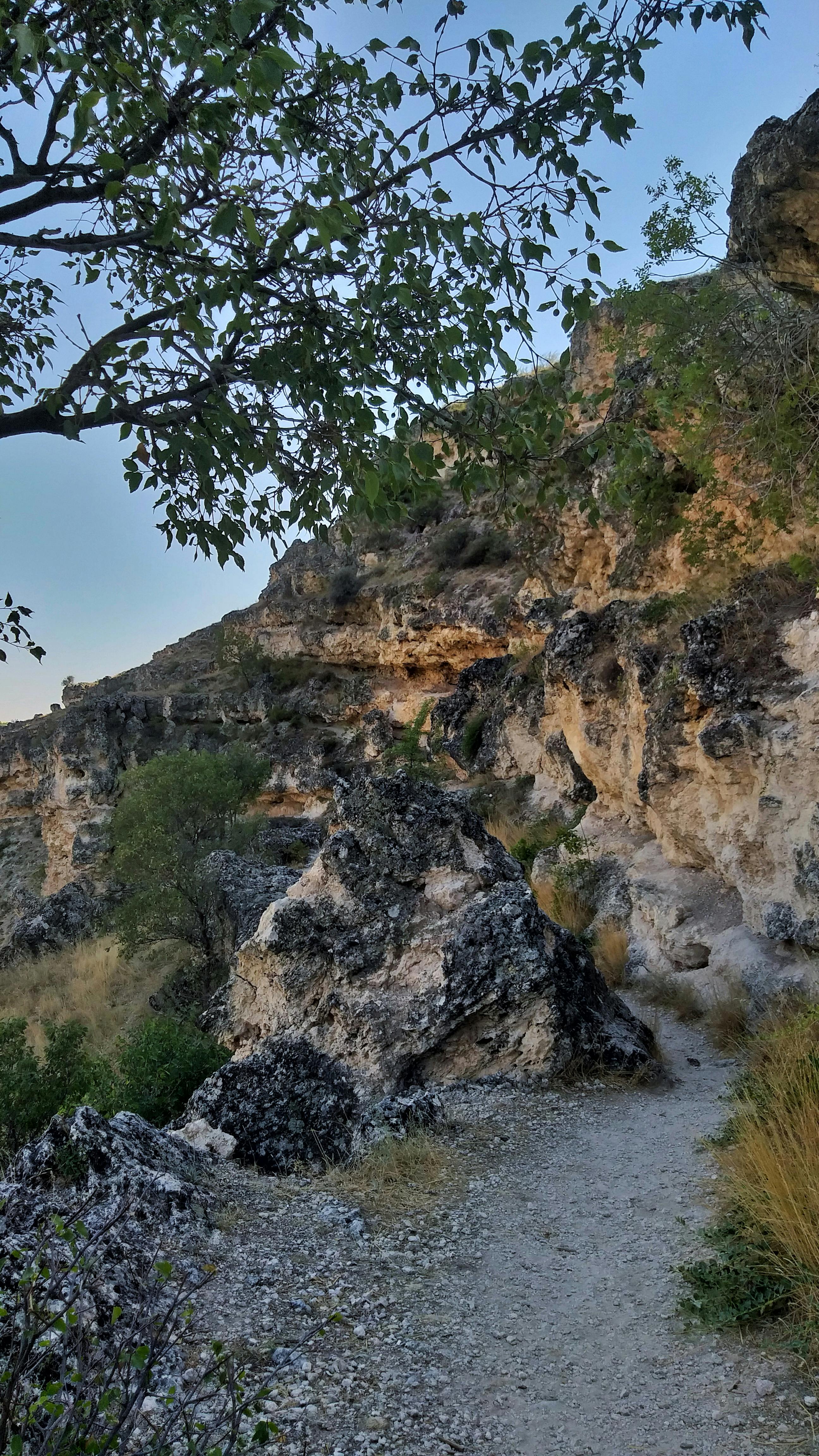 在图尔基耶乌扎克晴朗的天空下，探索崎岖的岩石路径，非常适合徒步旅行和冒险