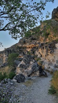 在图尔基耶乌扎克晴朗的天空下，探索崎岖的岩石路径，非常适合徒步旅行和冒险