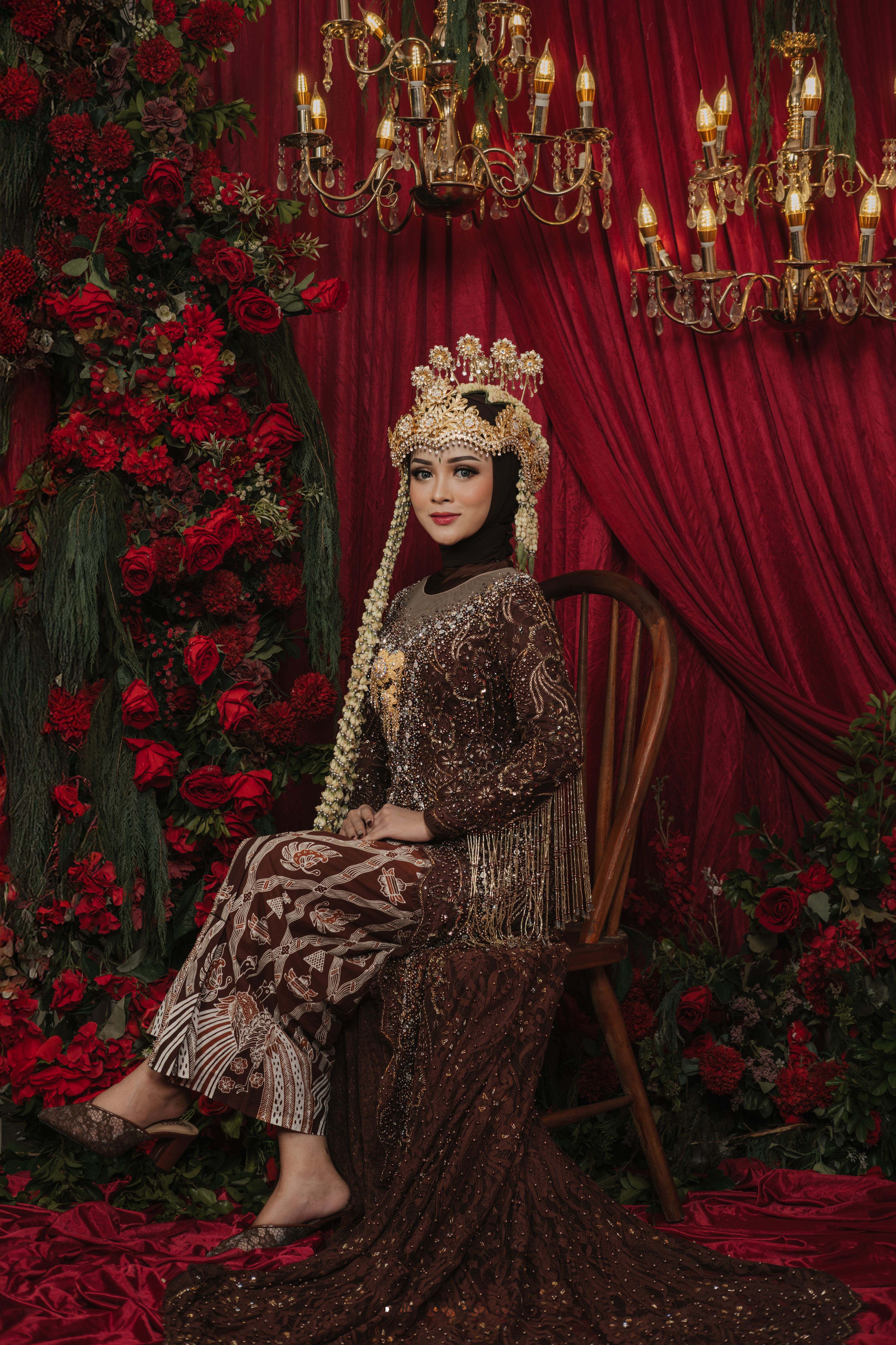 Elegant Indonesian Bride in Traditional Attire
