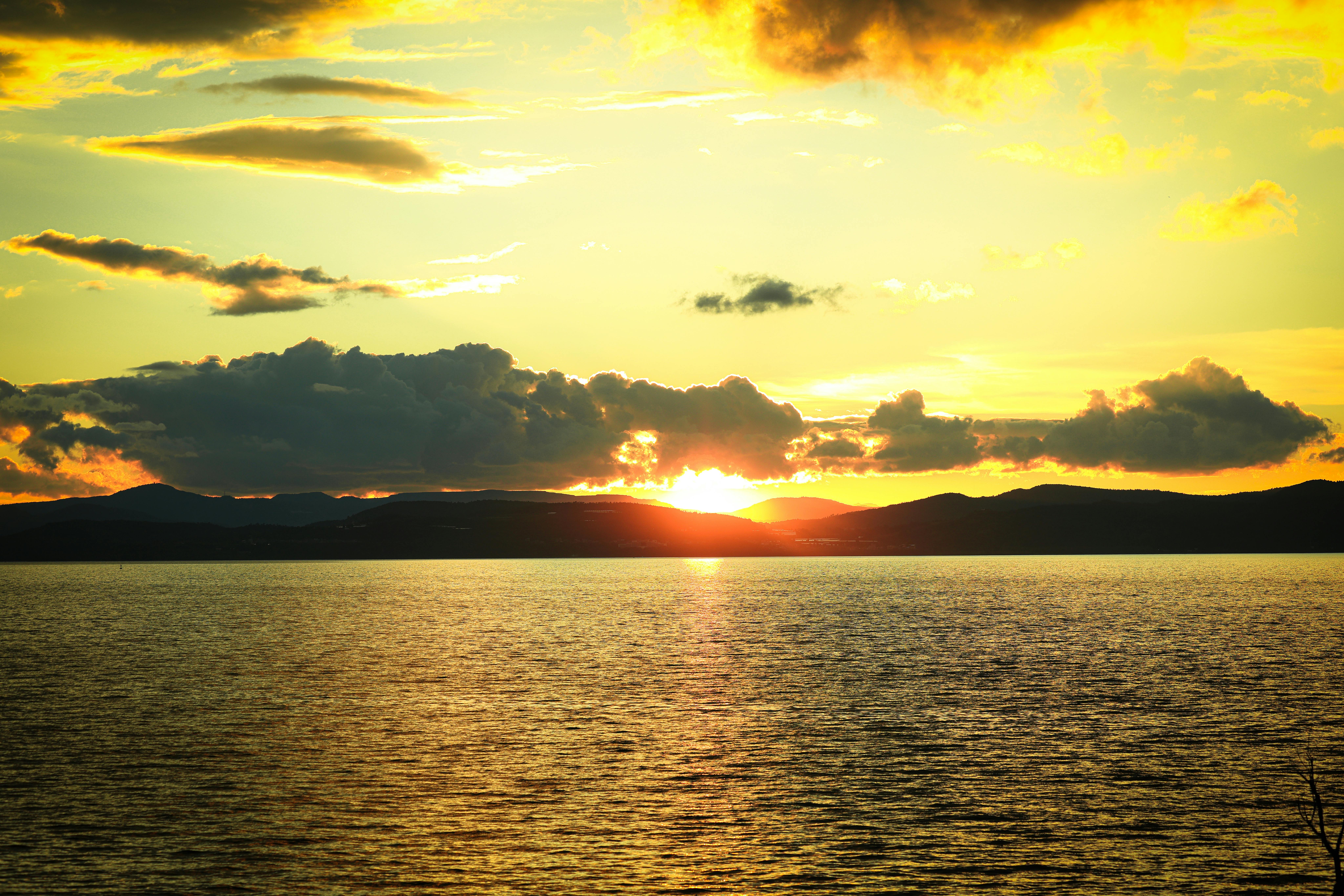 在平静的海洋上，日落的景象令人惊叹