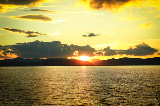 在平静的海洋上，日落的景象令人惊叹