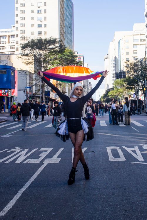 Free Pousando com a bandeira LGBT no meio da avenida Stock Photo