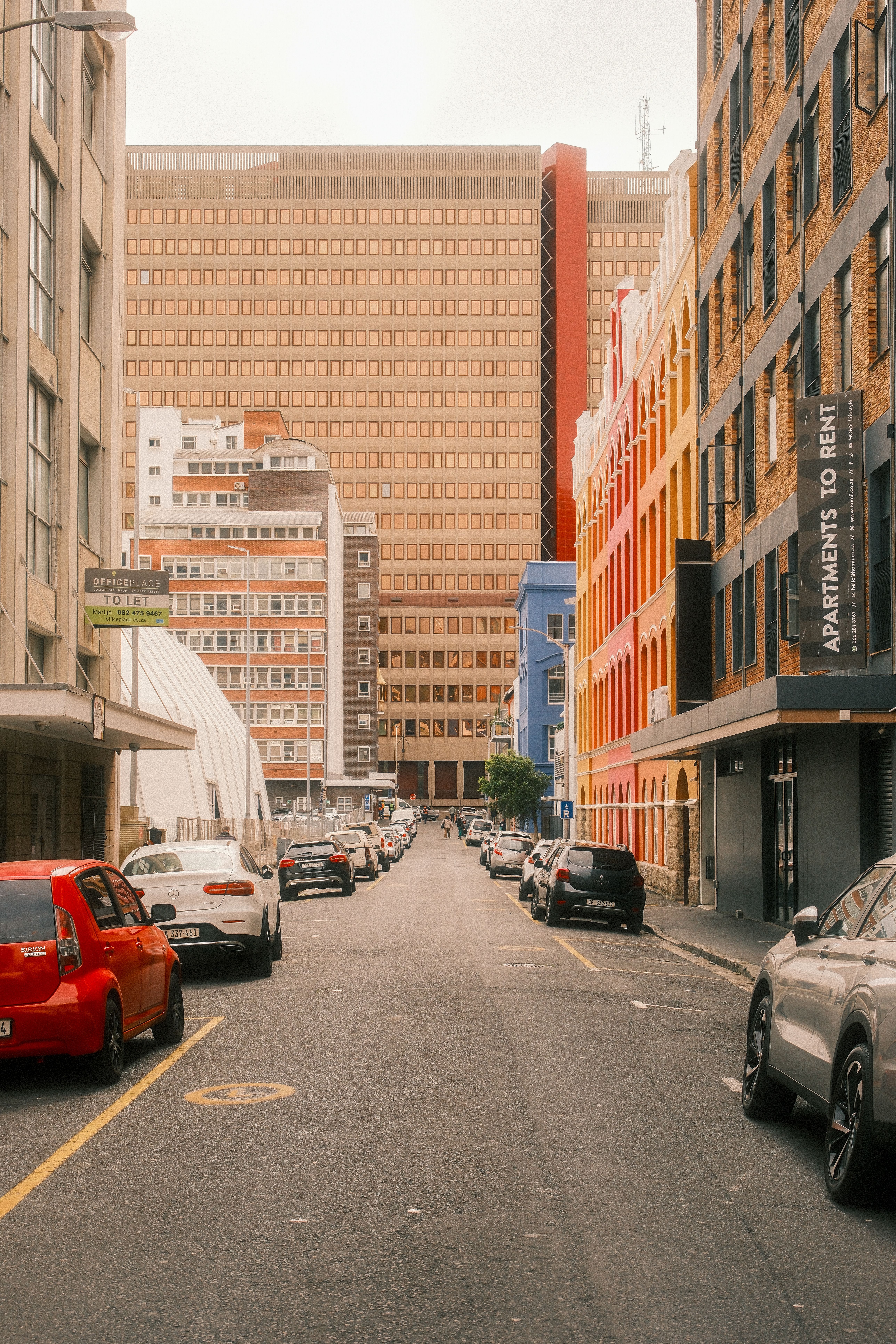 City street full of cars and buildings · Free Stock Photo