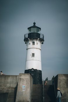 在白天，明尼苏达州运河公园的德卢斯灯塔展现出其历史悠久的美丽景色