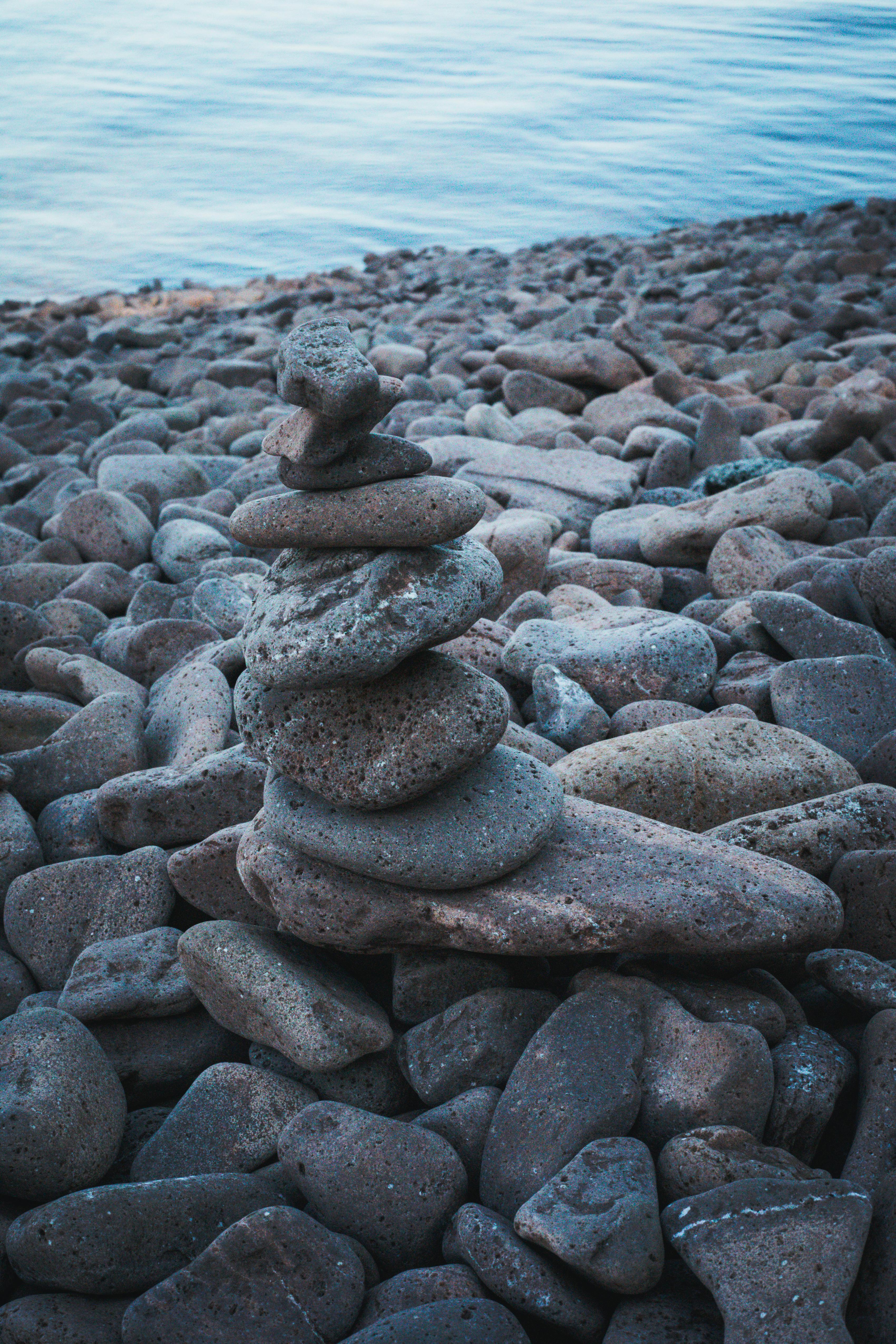 在明尼苏达州德卢斯的苏必利尔湖畔，鹅卵石海滩上呈现出禅宗般的石头堆叠