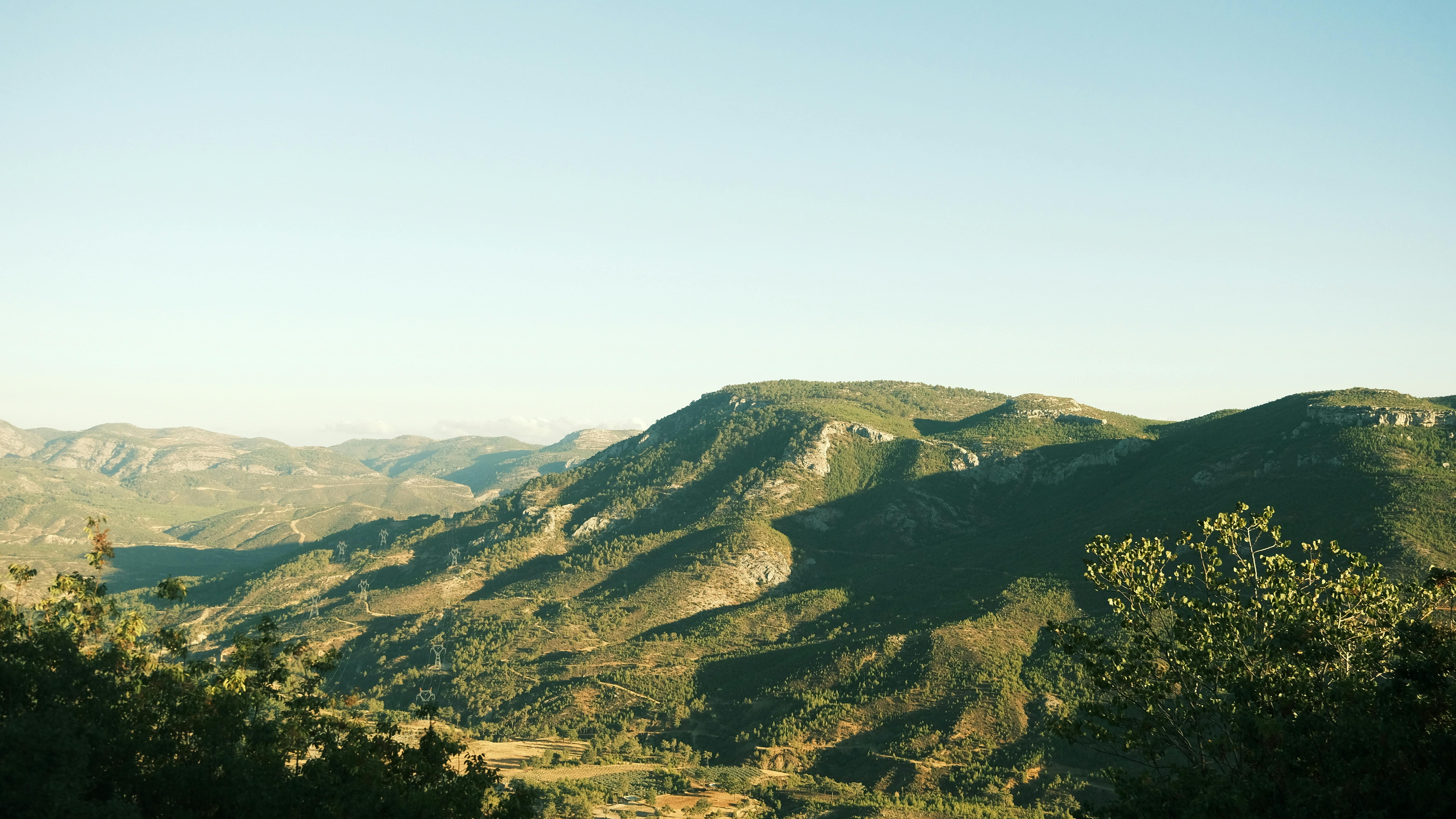 在白天，蔚蓝的天空下，山脉展现出宁静的景色