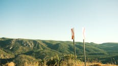 在日出时分，蔚蓝的天空下，山景和路标构成了一幅风景优美的画面