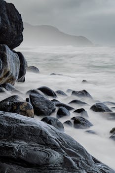 在巴西的海岸线，岩石和海浪交织成一幅喜怒无常的画面