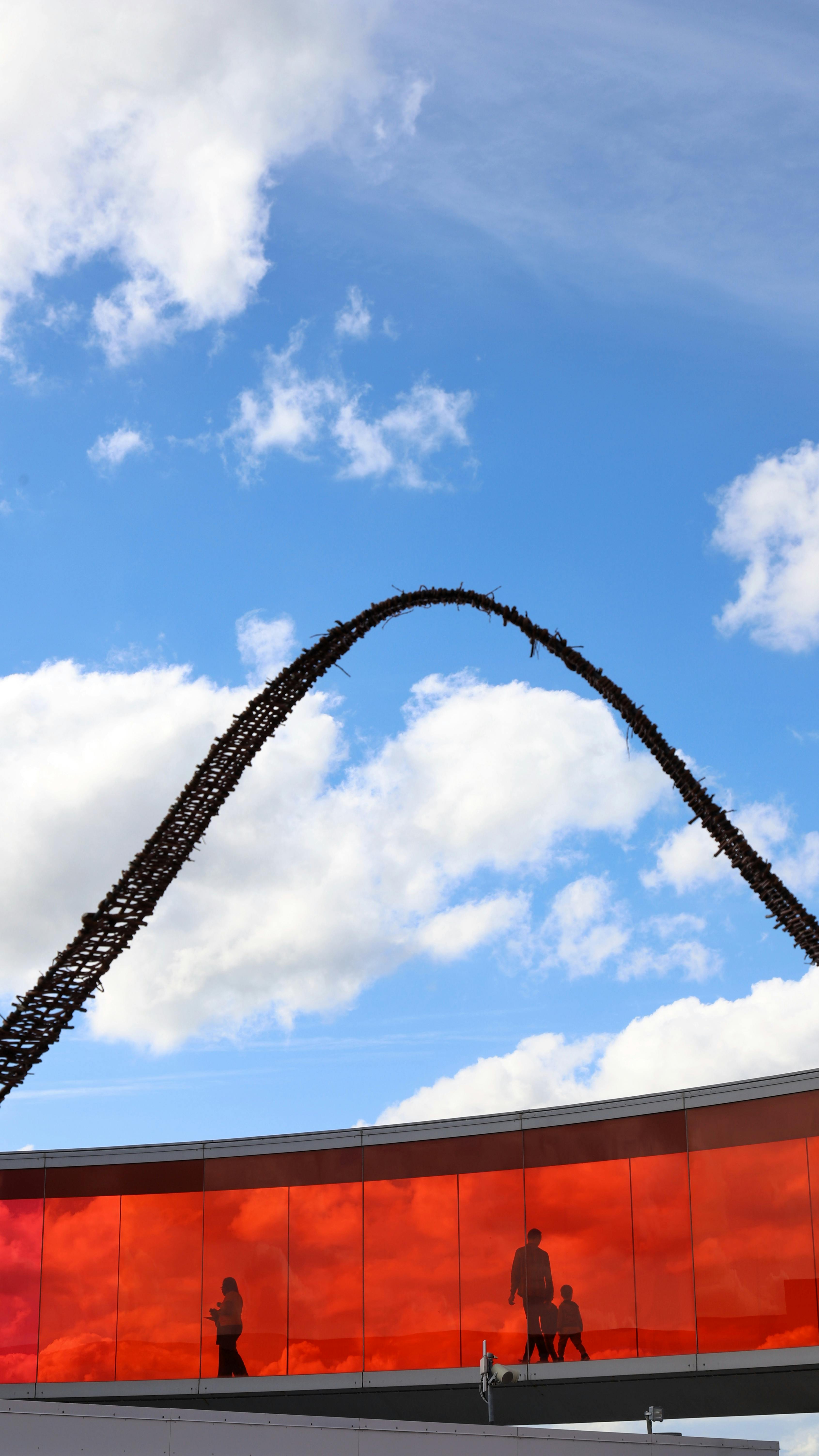Gratis La straordinaria architettura di Aarhus, caratterizzata da un vivace contrasto rosso contro il cielo azzurro e da sagome. Foto a disposizione