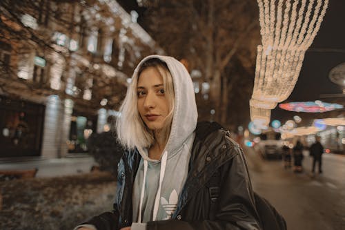 Cận Cảnh Một Người Phụ Nữ Mặc áo Khoác Màu đen Trên áo Hoodie Màu Xám