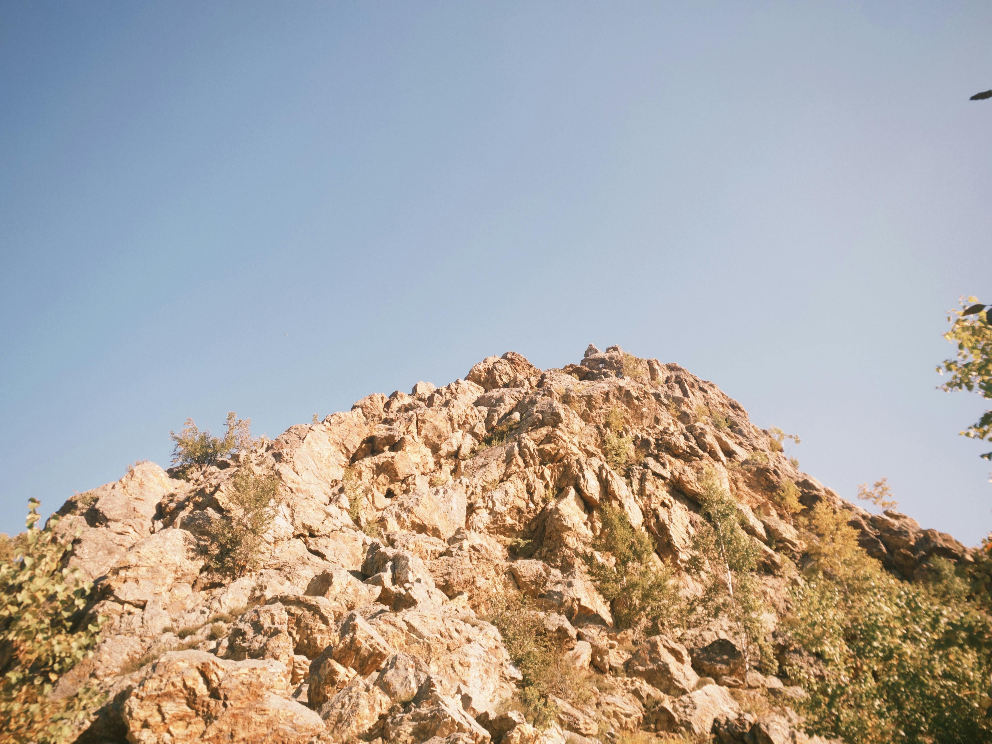 在清澈蓝天下的岩石山顶，进行自然的户外环境拍摄