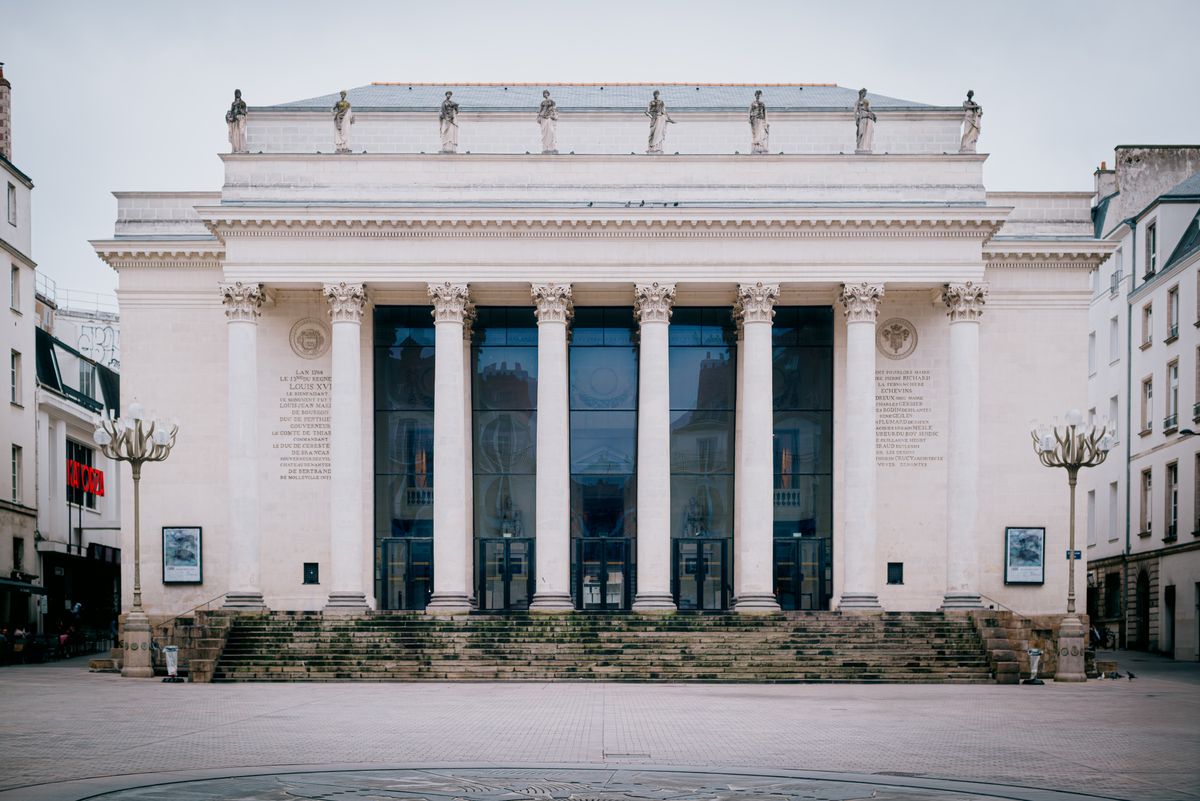Façade néoclassique d'un opéra à Nantes