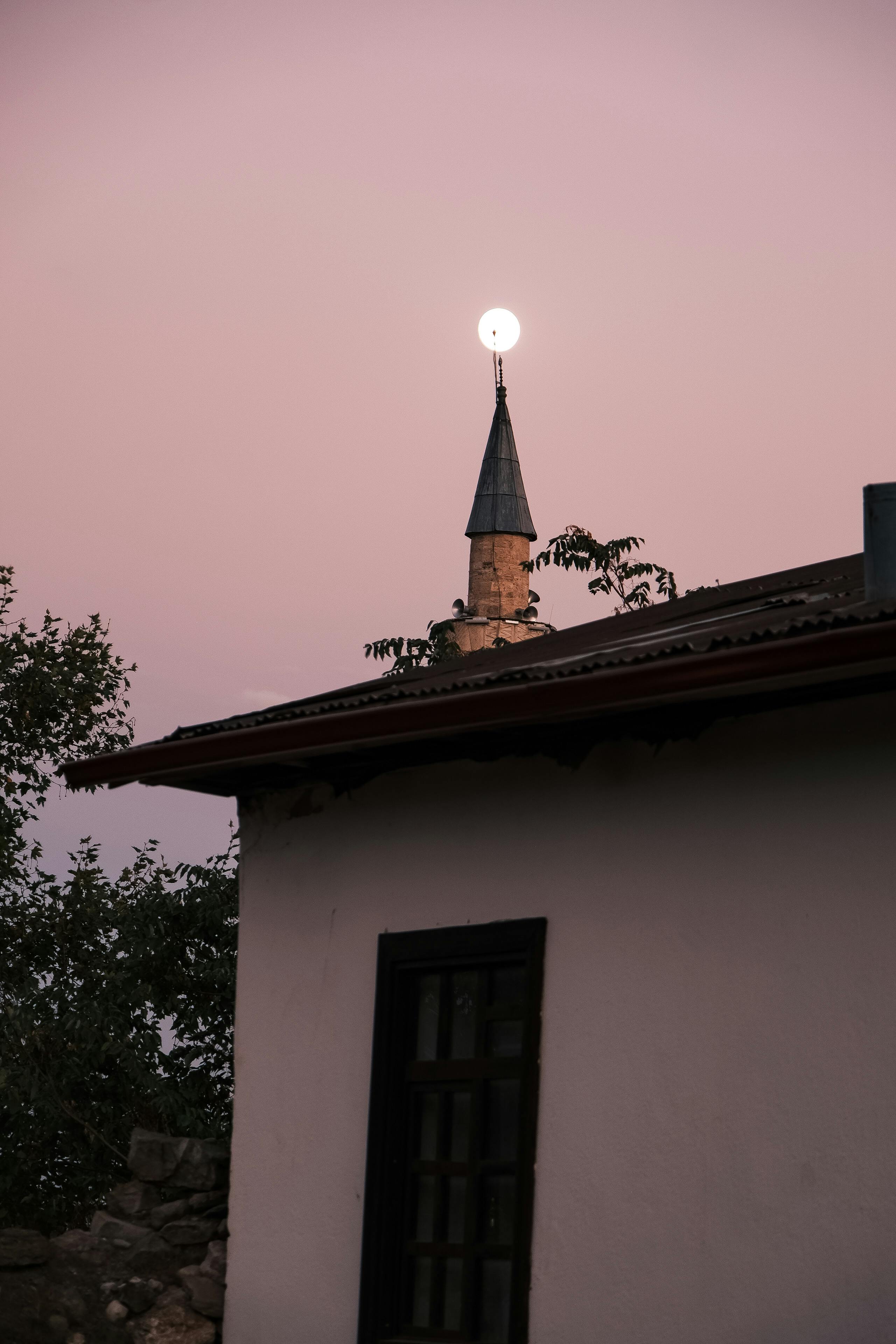 月光尖塔在黄昏天空的映衬下，展现出宁静的景色，唤起了宁静的氛围