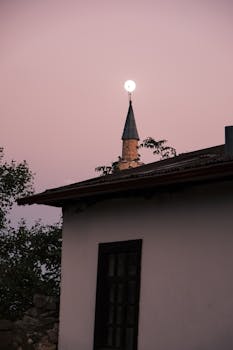 月光尖塔在黄昏天空的映衬下，展现出宁静的景色，唤起了宁静的氛围