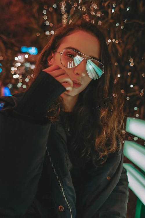 Mujer Vestida Con Abrigo Azul Burbuja Y Anteojos Con Montura Plateada