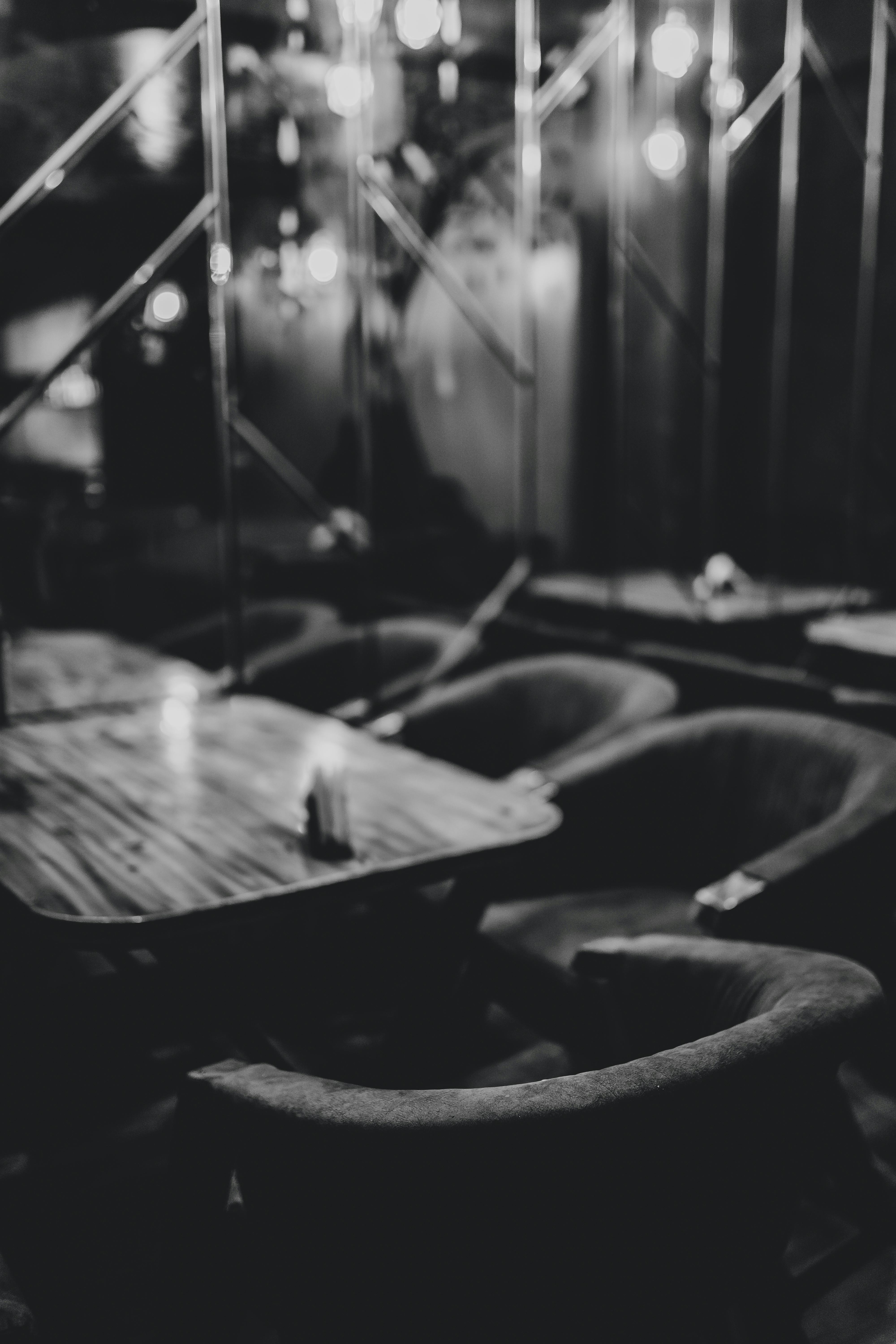 Gratuit Interiorul unei cafenele slab luminate, cu un design modern de la mijlocul secolului, cu mese și scaune goale. Fotografie de stoc