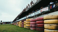 高速公路上，比赛日场景充满活力，轮胎堆色彩缤纷，气氛热闹非凡