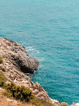 克罗地亚的克尔克岩石海岸线，拥有清澈蔚蓝的海水，非常适合旅行灵感