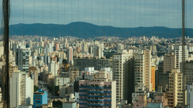 在晴朗的天空下俯瞰圣保罗高耸的天际线，展现了多样化的建筑风格