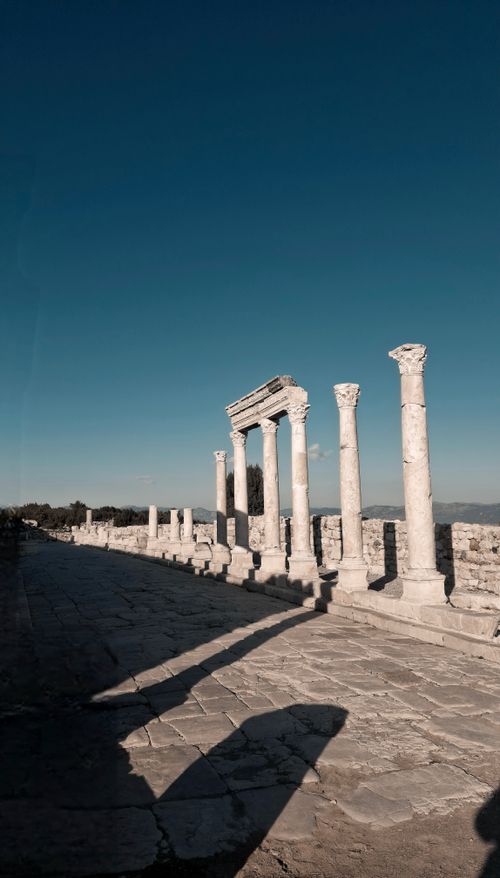 Free Captivating view of ancient ruins with marble columns in Burdur, Türkiye under a clear sky. Stock Photo