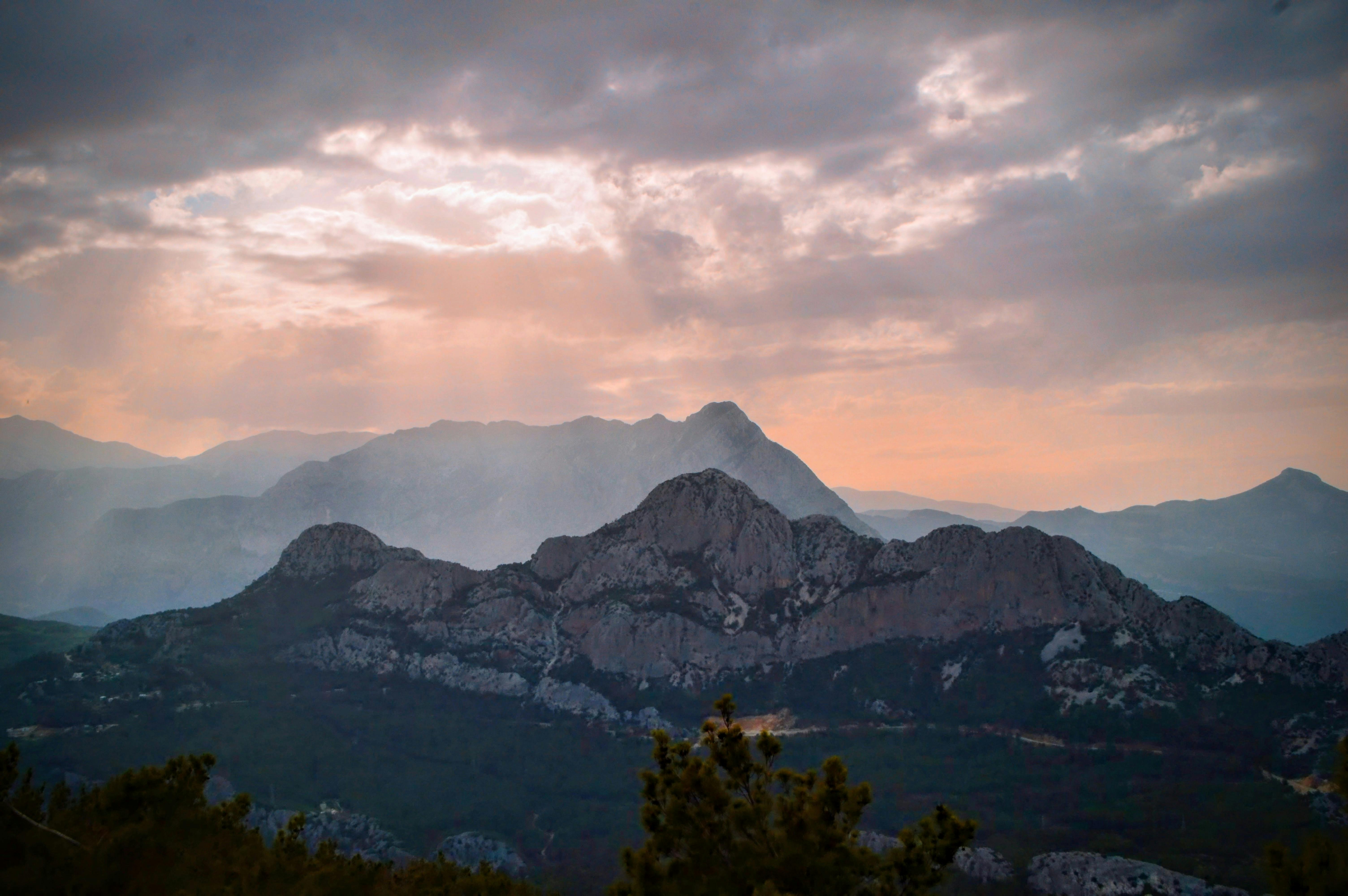 安塔利亚山脉的景色令人惊叹，天空呈现大气暮光效果，云层引人注目