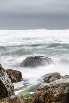 捕捉巴西沿海海浪拍打崎岖岩石的空灵之美