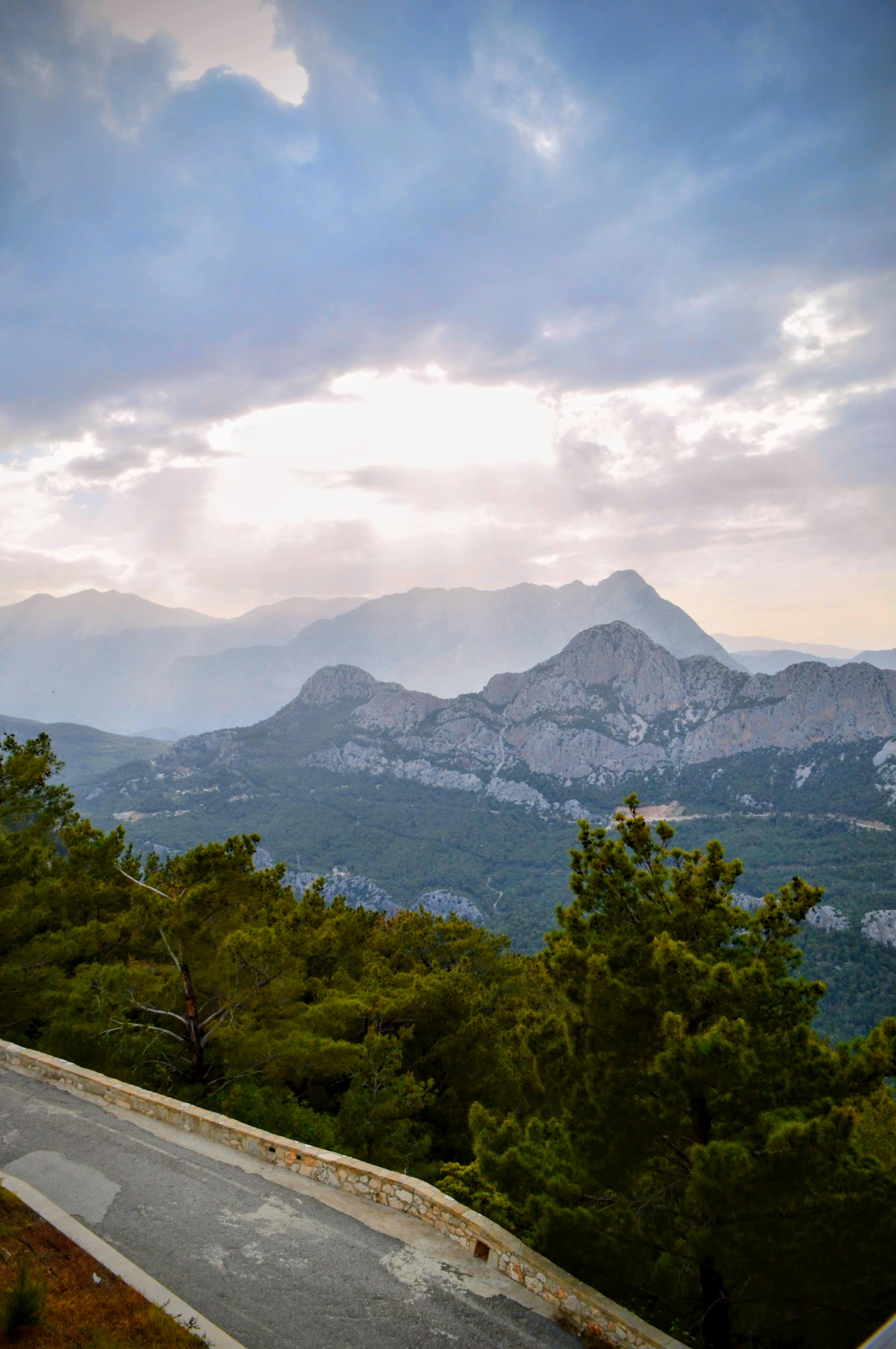 在图尔基耶安塔利亚，壮丽的日落映照下的金牛座山脉令人叹为观止