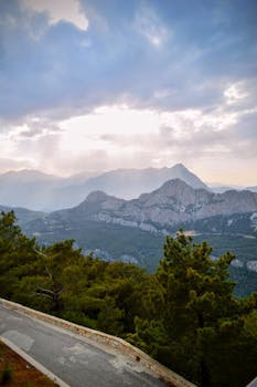 在图尔基耶安塔利亚，壮丽的日落映照下的金牛座山脉令人叹为观止
