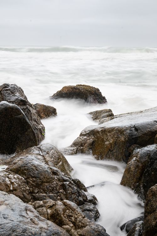 Free Captivating long exposure of waves crashing on rocks at the Brazilian coast, creating a serene yet powerful scene. Stock Photo