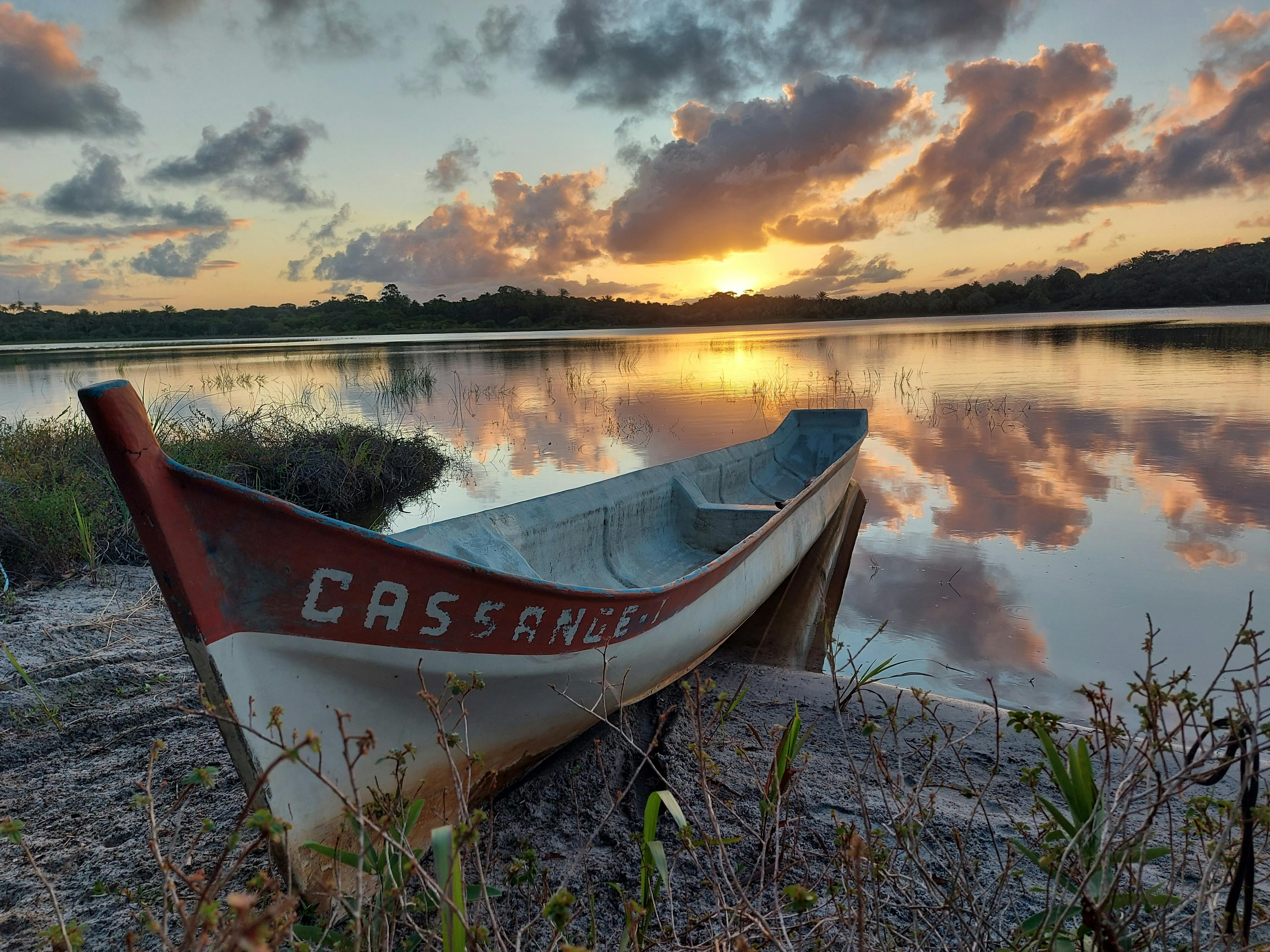 在日落时分，宁静的湖泊展现出一幅美丽的画面