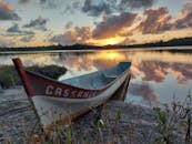 在日落时分，宁静的湖泊展现出一幅美丽的画面