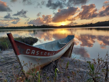 在日落时分，宁静的湖泊展现出一幅美丽的画面
