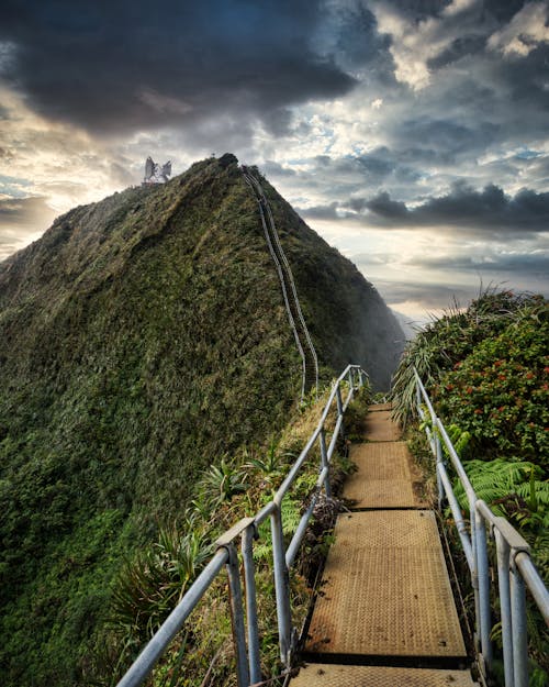 Foto De Montanha Durante Céu Nublado