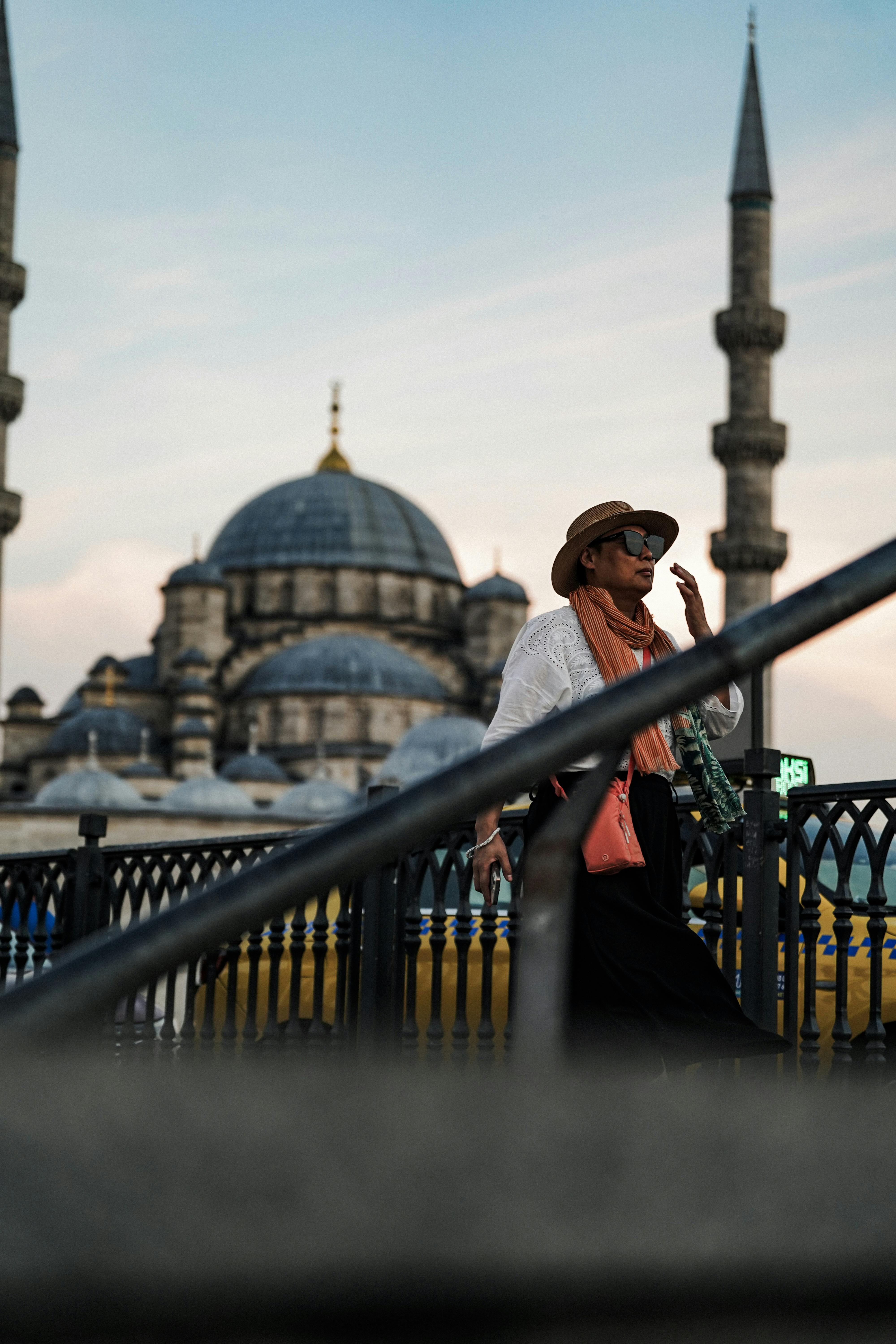 原句：
“他正在看一部电影，同时在听音乐