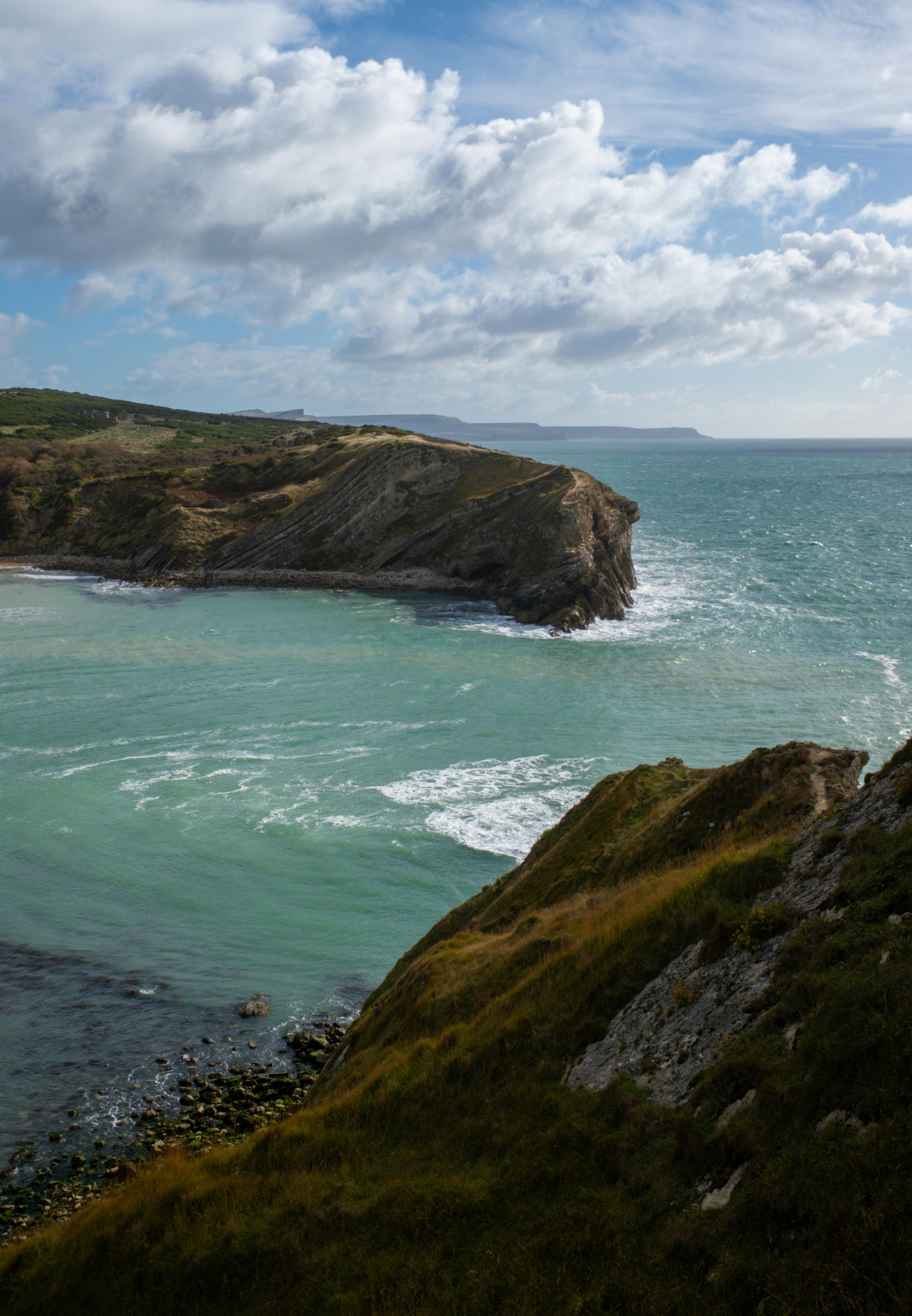 沿着英格兰侏罗纪海岸的西鲁尔沃思悬崖，令人惊叹的景色展示了戏剧性的海景