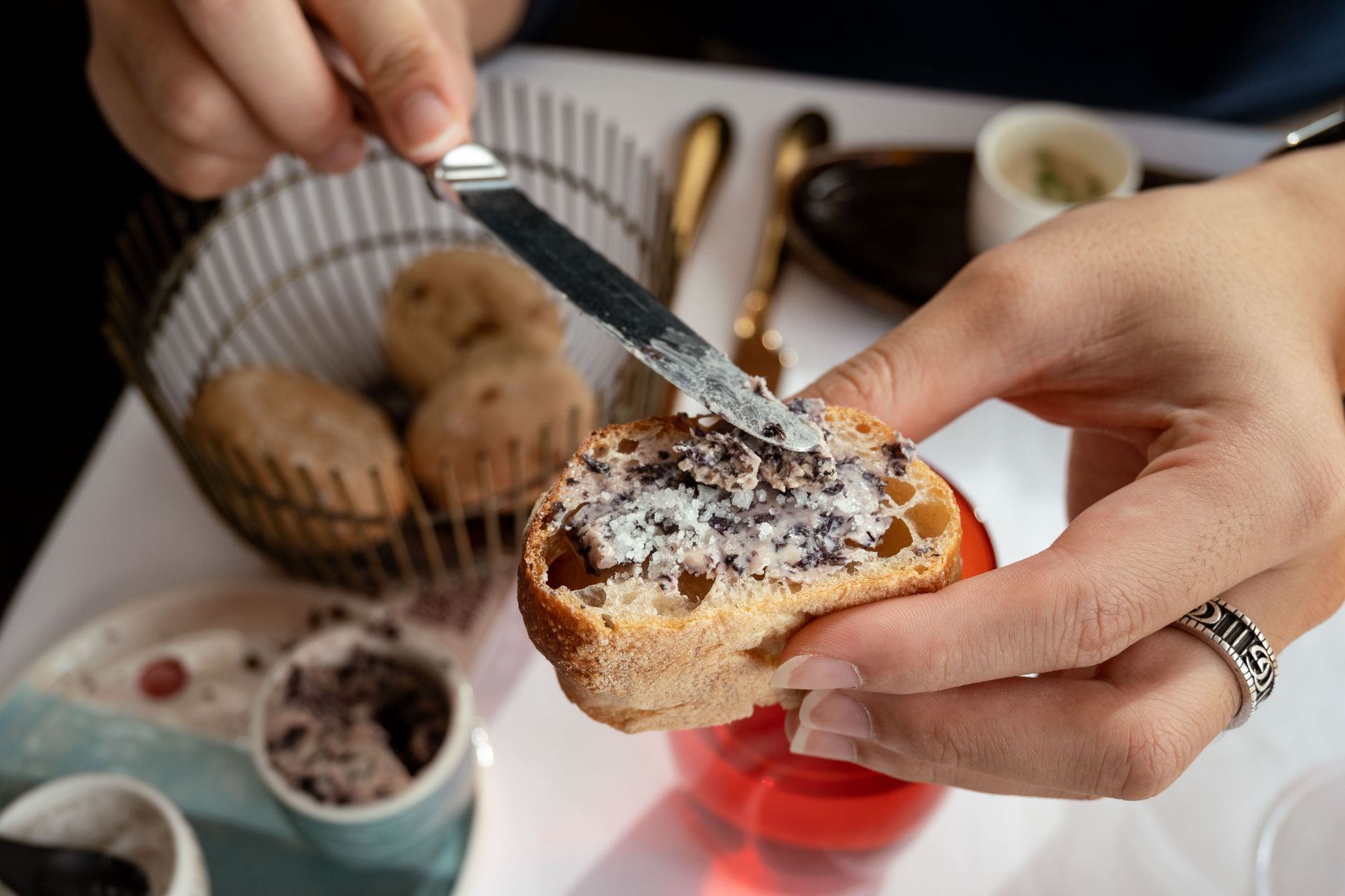 Pain frais avec tapenade d'olives noires étalée sur une tranche rustique