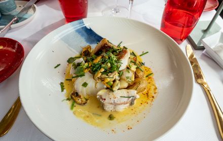 Poisson grillé et fruits de mer du lagon.