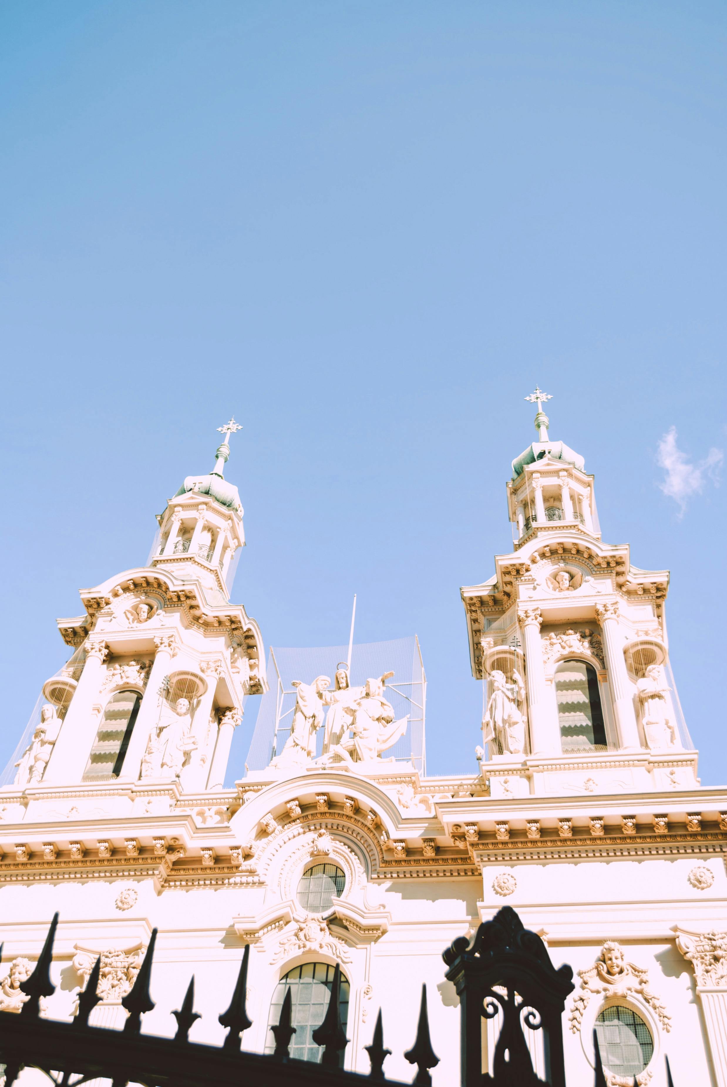 优雅的双塔教堂立面映衬着清澈的蓝天，错综复杂的建筑细节得以展现