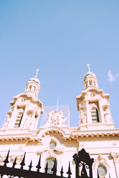 优雅的双塔教堂立面映衬着清澈的蓝天，错综复杂的建筑细节得以展现