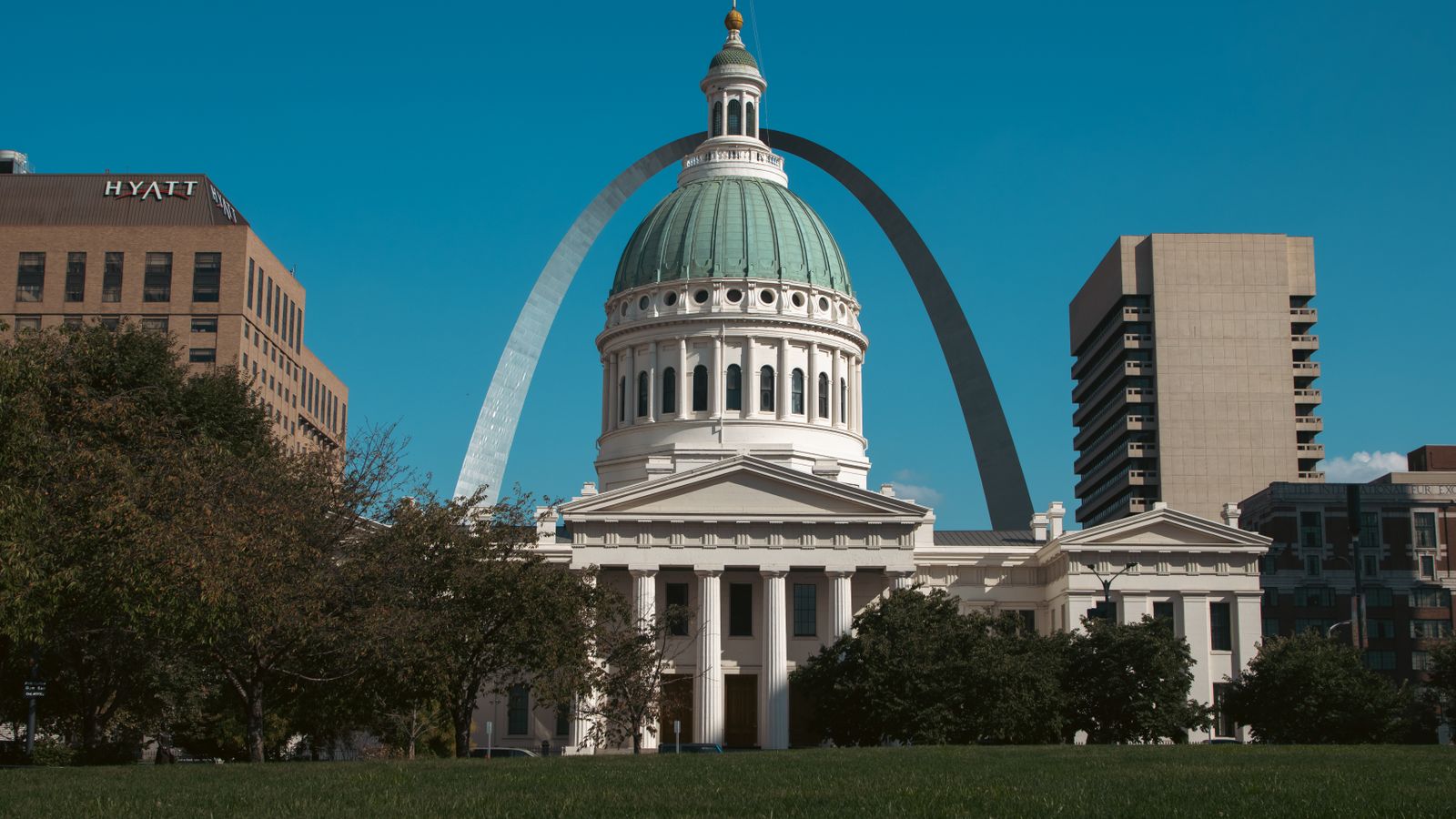The old courthouse in St. Louis with the iconic Gateway Arch in the backdrop.
