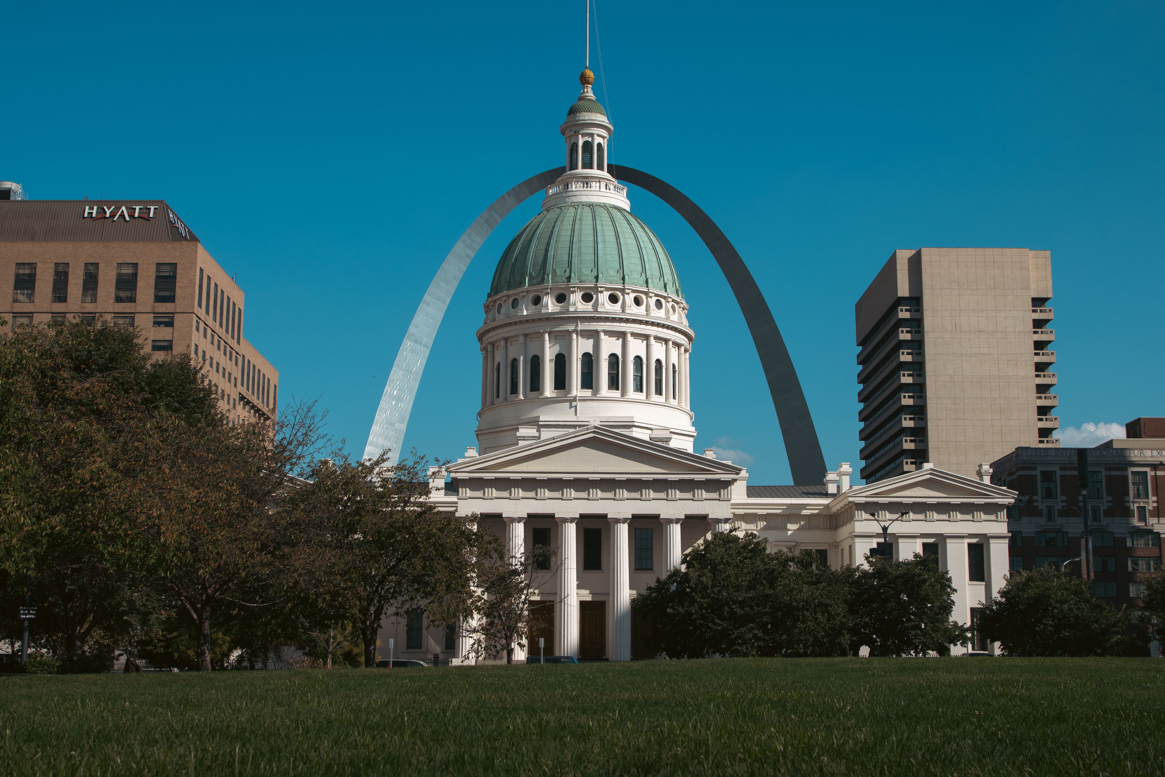 St. Louis: The old courthouse in St. Louis with the iconic Gateway Arch in the backdrop