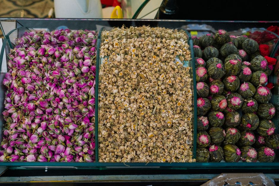 Flores secas de manzanilla en una taza de té, mostrando la planta característica utilizada en infusiones