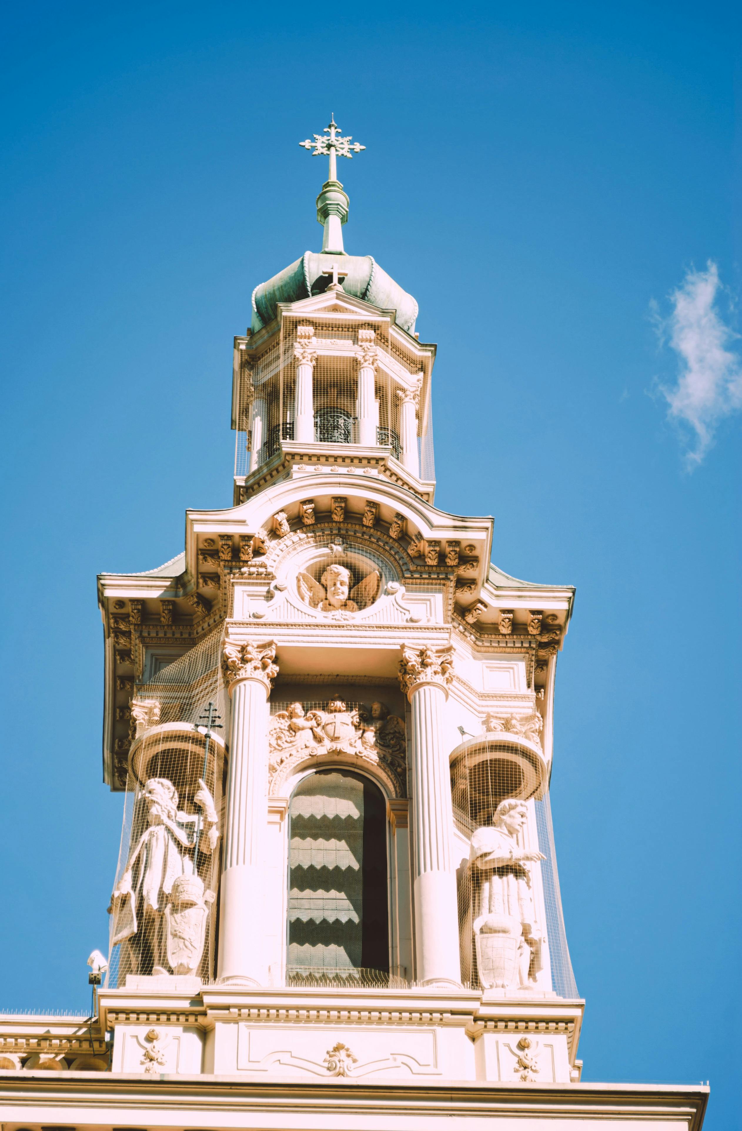 阿根廷布宜诺斯艾利斯历史悠久的教堂塔楼，在晴朗的蓝天下，展现出其独特的景观