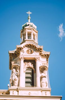 阿根廷布宜诺斯艾利斯历史悠久的教堂塔楼，在晴朗的蓝天下，展现出其独特的景观