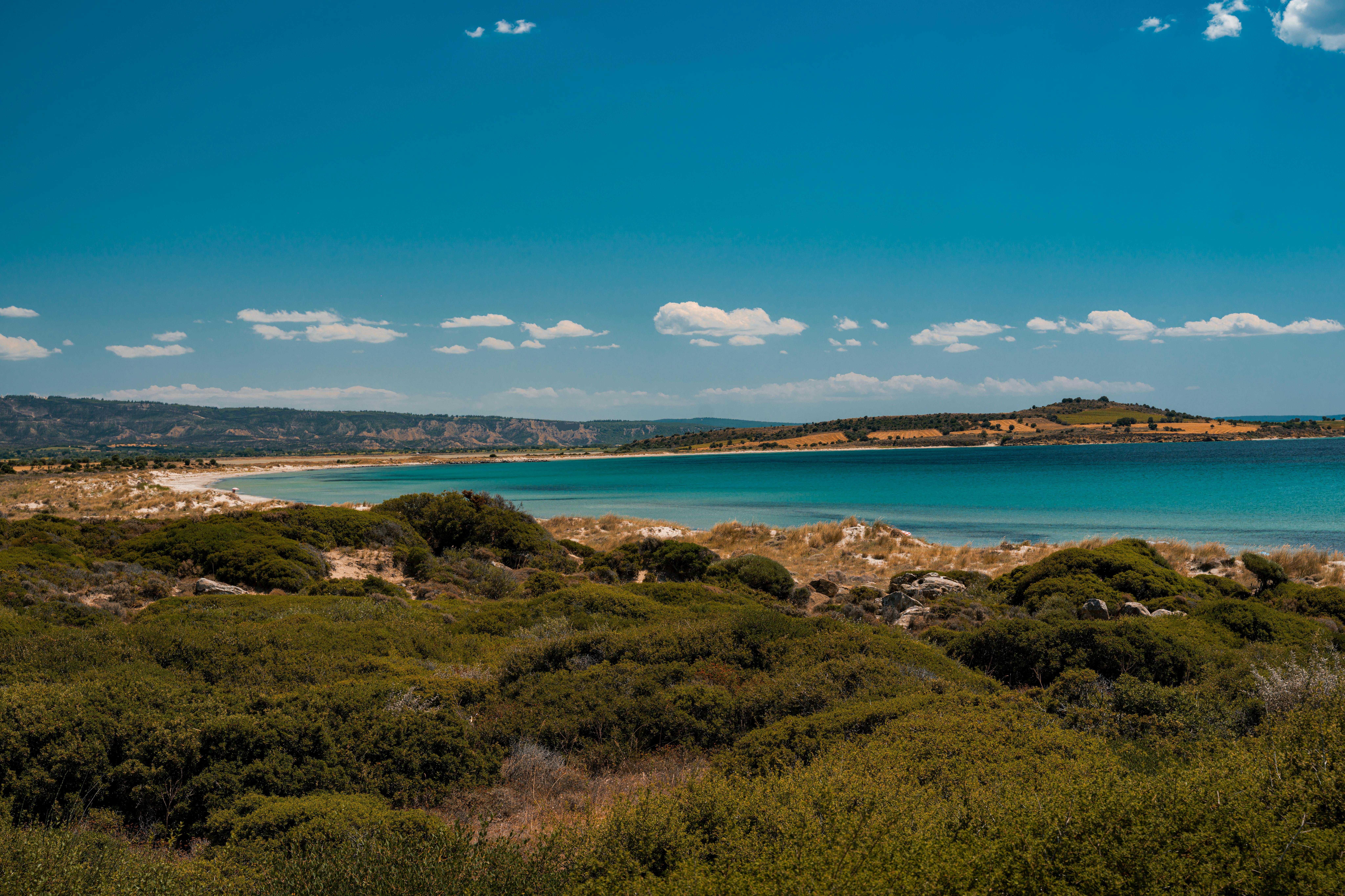 图尔基耶的卡纳卡莱拥有令人惊叹的海岸线，碧绿的海水和郁郁葱葱的绿化