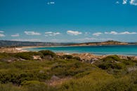 图尔基耶的卡纳卡莱拥有令人惊叹的海岸线，碧绿的海水和郁郁葱葱的绿化