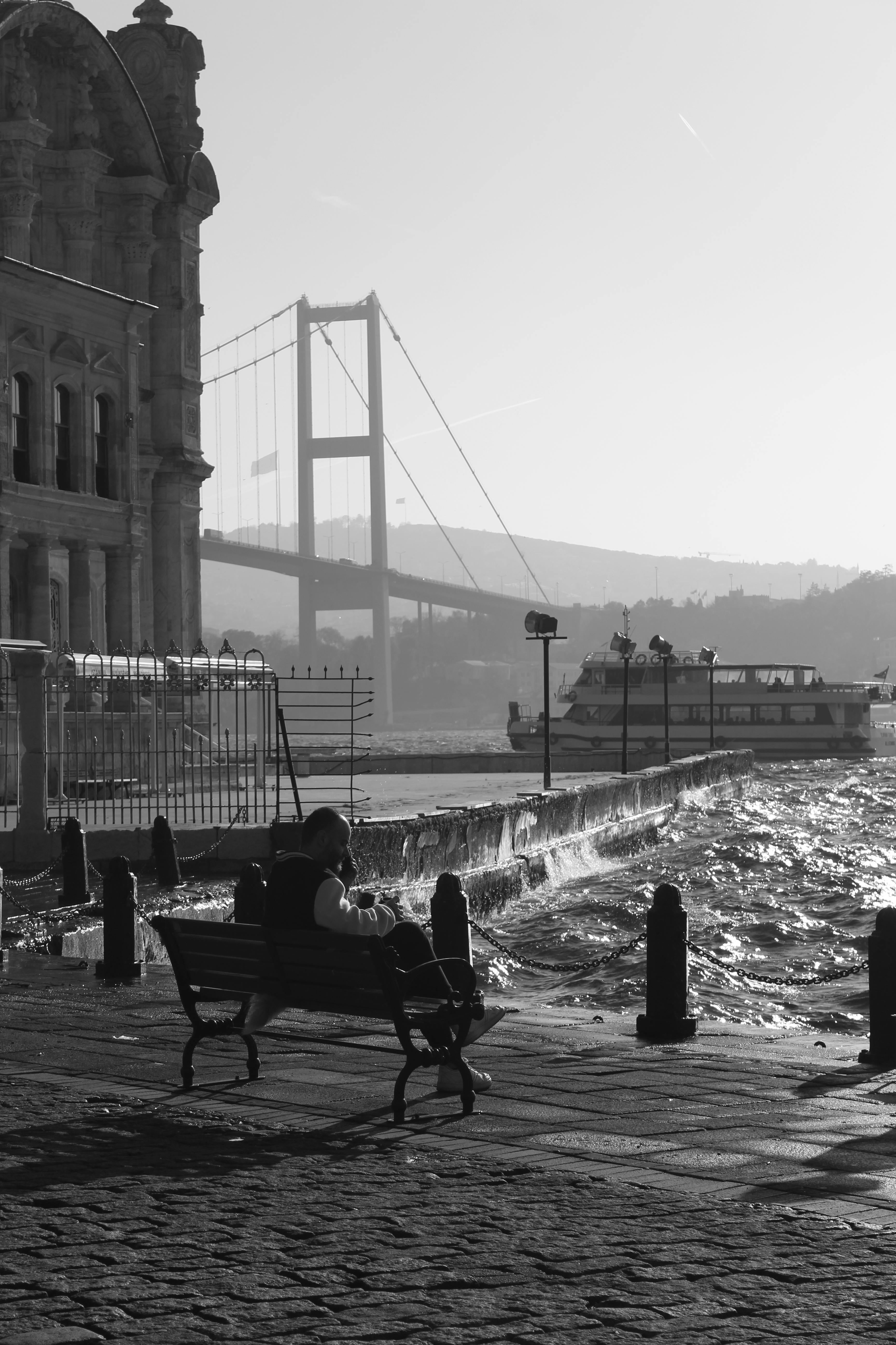 在伊斯坦布尔，奥塔基清真寺和博斯普鲁斯海峡大桥构成了一幅独特的风景画