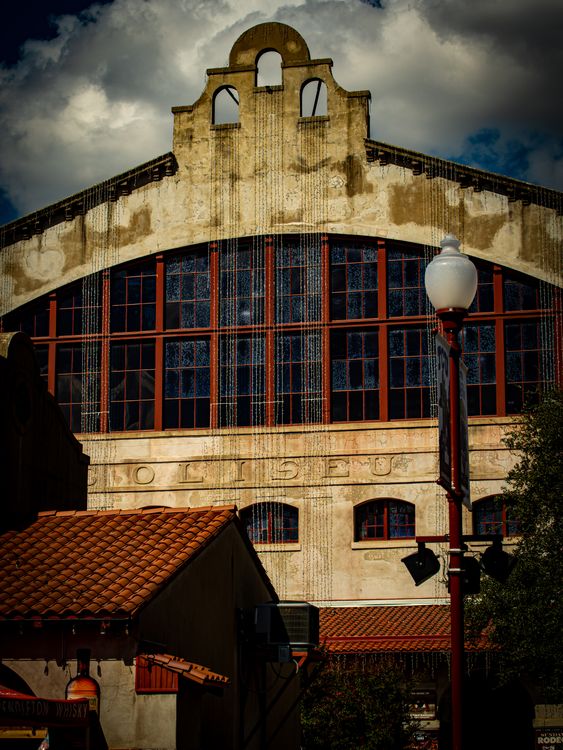 Edificio Histórico Con Fachada Rústica Y Ventanas · Foto de stock gratuita