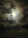 满月被旋转的乌云包裹，令人惊叹的图像，创造出神秘的夜色